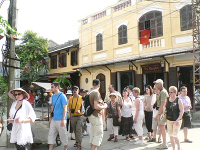 Du khách nước ngoài tới Hội An (Quảng Nam) ngày càng nhiều, trong khi ngành du lịch đang thiếu hướng dẫn viên Ảnh: Nguyễn Huy