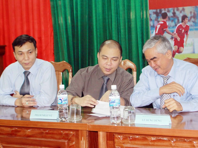 Chủ tịch Phạm Nhật Vũ (giữa) khẳng định AVG đã bỏ nhiều công sức quảng bá các giải đấu Ảnh: VSI