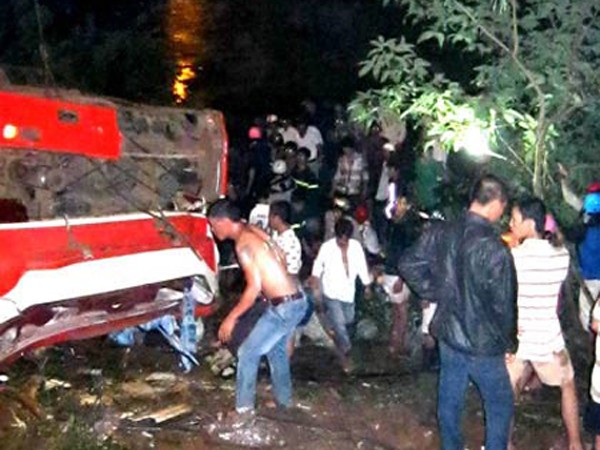 Xe khách rơi xuống sông, 34 người thiệt mạng
