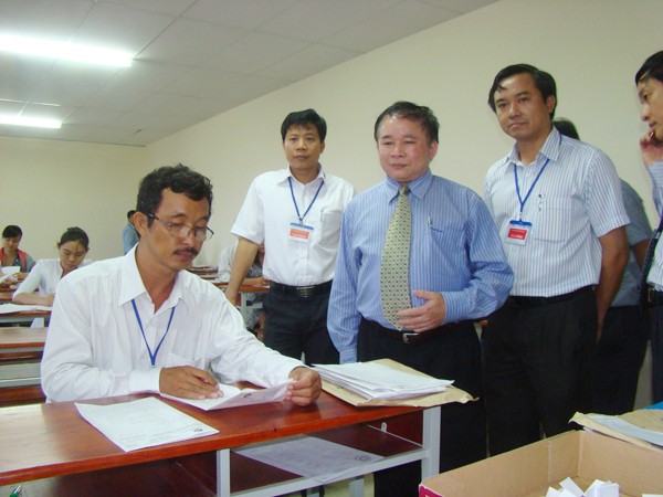 Thứ trưởng Bùi Văn Ga (thứ hai từ phải qua) kiểm tra chấm thi tại trường ĐH Tài chính Marketing ngày 17-7