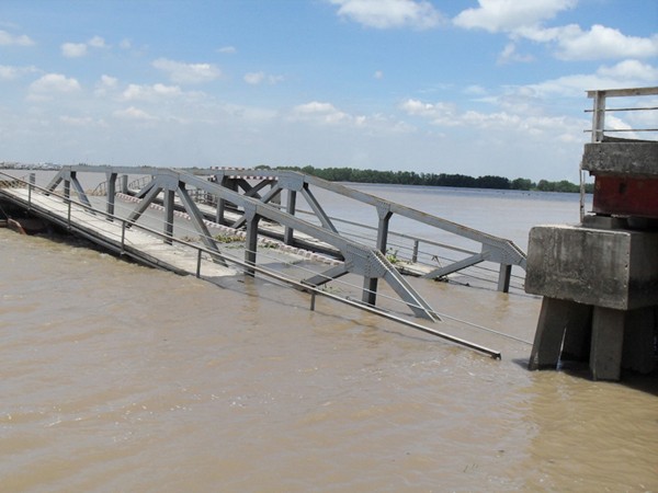 Cầu dẫn sập xuống sông Ảnh: Xuân Lương