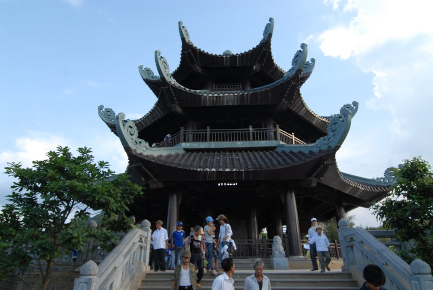 Một trong tòa tháp nằm trong quần thể chùa Bái Đính