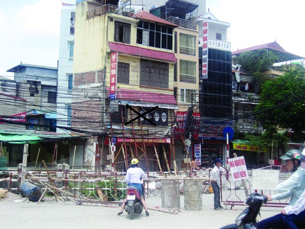 Bắt đầu tháo dỡ ngôi nhà 4 tầng Ảnh: Nguyễn Tú