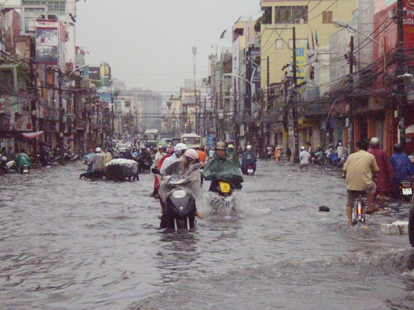 Đường Phan Đình Phùng (quận Phú Nhuận) bị ngập trắng