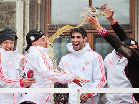 Sao Bayern bị dội bia vào mặt ngày mừng 'ăn ba'