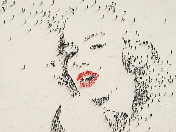 Hàng nghìn người 'vẽ' chân dung của Marilyn Monroe