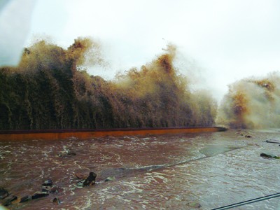 Sóng dữ trong bão số 1 xô vào tuyến kè biển Đồ Sơn tạo nên những cột nước cao 7 - 10m