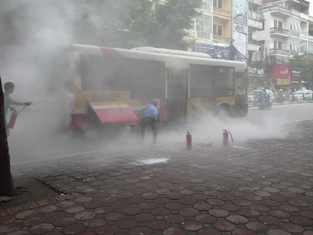 Xe buýt cháy ngùn ngụt trên phố Hà Nội