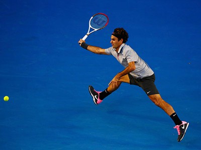 Federer phải trổ hết kỹ năng phòng ngự, phản công mới thắng ngược Tomic trong ván 2 Ảnh: REUTERS