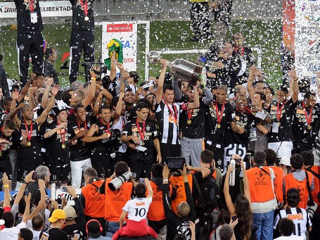 Không cần đá phạt đền, Ronaldinho vẫn vô địch Libertadores Cup