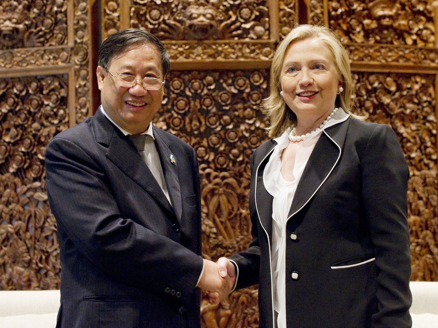 Ngày 22-7, Phó Thủ tướng kiêm Bộ trưởng Ngoại giao Việt Nam Phạm Gia Khiêm (trái) có cuộc gặp với Ngoại trưởng Mỹ Hillary Clinton bên lề Hội nghị Ngoại trưởng ASEAN tại Indonesia Ảnh: TTXVN