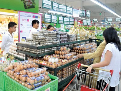 Giá trứng gia cầm tại các chợ đã giảm mạnh trong khi ở các siêu thị giá trứng, đặc biệt là hàng bình ổn vẫn giữ nguyên mức cũ - Ảnh: Diệp Đức Minh