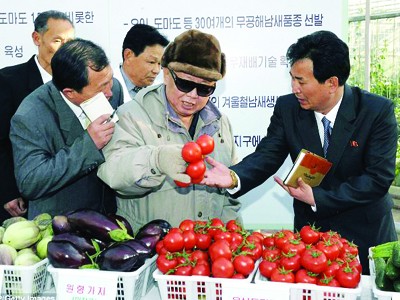 Bức ảnh được công bố ngày 5-3 cho thấy ông Kim Jong Il đang đi thanh tra tại Viện khoa học rau quả tại Bình Nhưỡng