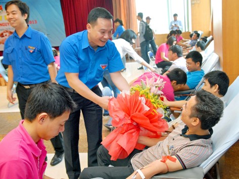 Ban tổ chức tặng hoa đoàn viên, thanh niên hiến máu ngày 20/9 tại Hà Nội. Ảnh: Bảo Linh