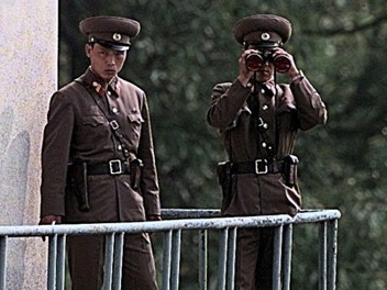 Hai lính CHDCND Triều Tiên canh gác tại khu vực biên giới