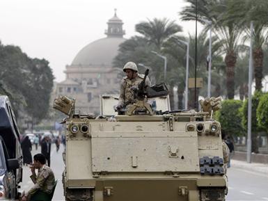 Một chiếc xe tăng trước cổng chính của trường Đại học Cairo hôm 24/11