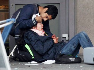 Chăm sóc một người bị thương trong vụ đánh bom ở Oslo (Nguồn: AP)