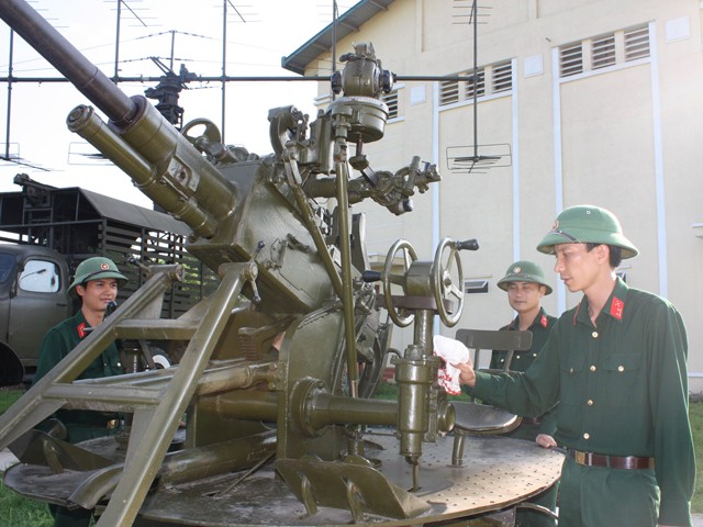 Trung úy Nguyễn Văn Hòa (phải)