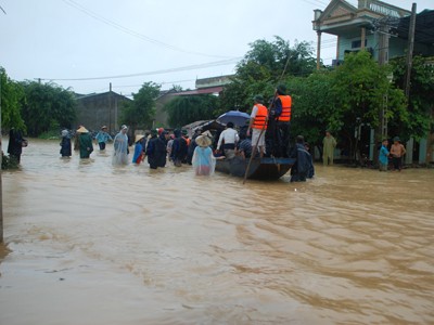 Cứu hộ vùng ngập lụt tại huyện Thường Xuân, Thanh Hóa ảnh: hoàng Lam