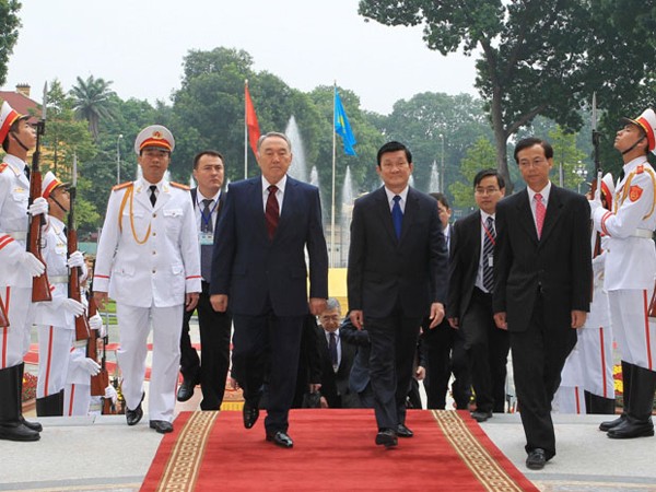 Chủ tịch nước Trương Tấn Sang và Tổng thống Kazakhstan Nursultan Nazarbayev tại lễ đón Ảnh: TTXVN