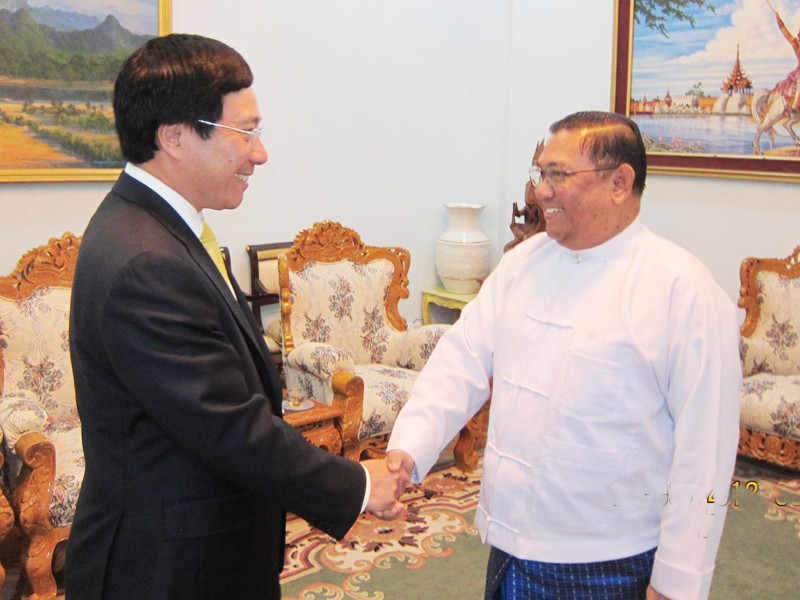 Bộ trưởng Ngoại giao Myanmar Wunna Maung Lwin (bên phải) tiếp Bộ trưởng Ngoại giao Phạm Bình Minh Ảnh: TTXVN