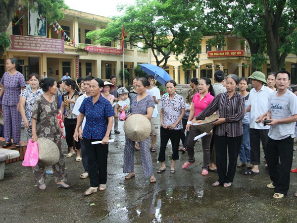 Hàng chục người dân xã Đình Xuyên (Gia Lâm, Hà Nội) khi thấy phóng viên vào làng đã cầm đơn cầu cứu xin được đi làm việc Ảnh: Minh Đức