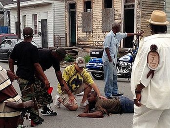 Người đi đường chạy tới giúp nạn nhân trong vụ xả súng tại New Orleans