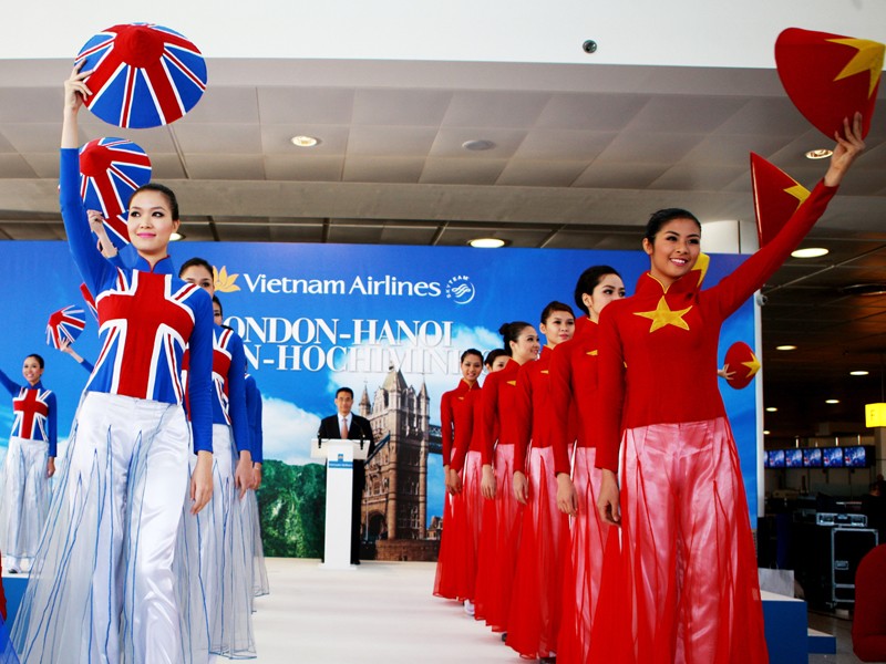 Áo dài Việt tung bay ở London