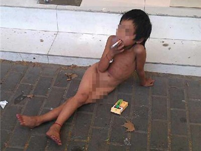 Bé gái 6 tuổi bị bố bắt trần truồng, hút thuốc xin ăn