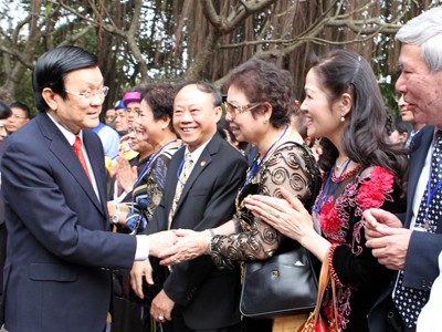 Chủ tịch nước Trương Tấn Sang với các kiều bào Ảnh: Nguyễn Khang-TTXVN