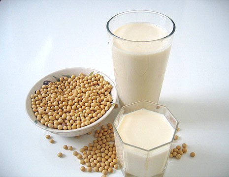 Uống sữa đậu nành mỗi ngày giúp giảm bốc hỏa