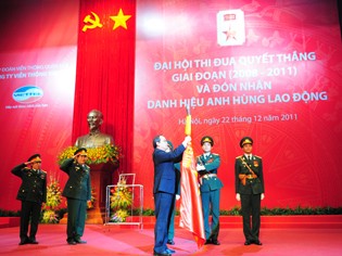Phó Thủ tướng Nguyễn Thiện Nhân gắn huy hiệu