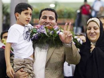 Nhà vật lý hạt nhân Iran Shahram Amiri vui mừng gặp lại vợ và con trai tại sân bay quốc tế Tehran sáng 15-7