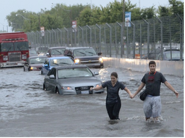 Giao thông ở Toronto bị tê liệt vì mưa lớn kỉ lục