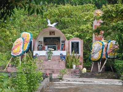 Hai phần mộ lặng lẽ ở Truông Bồn
