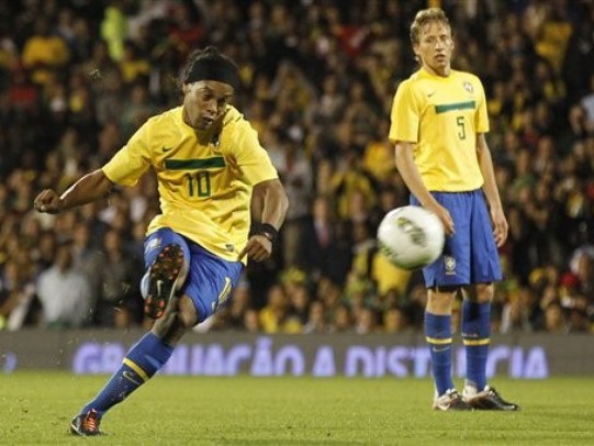 Ronaldinho giúp Brazil thắng Ghana