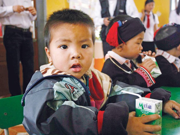 Chương trình sữa học đường đã được công ty cổ phần giống bò sữa Mộc Châu mở rộng đến hơn 2.000 em học sinh trên địa bàn Sơn La. Ảnh: Thao Nguyễn