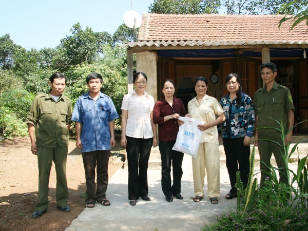 Bà Nguyễn Thị Lý (giữa) trong lần cùng Chi hội phụ nữ Báo CAND thăm, tặng quà cựu Thanh niên xung phong tại Quảng Bình (năm 2009) Ảnh: Duy Hiển