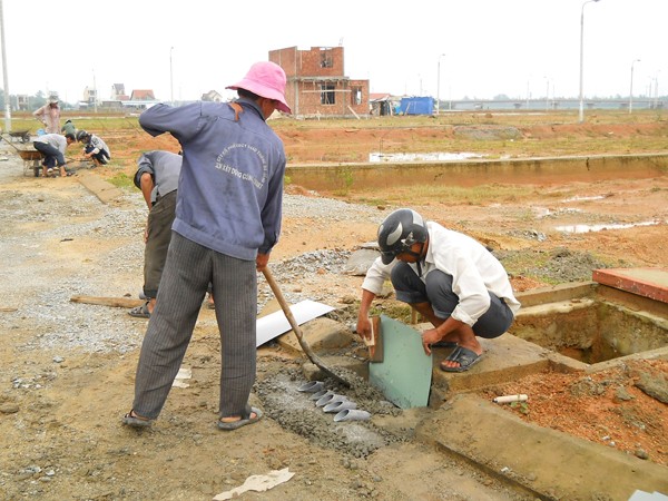 Các hố ga bê tông có gỗ mục bên trong Ảnh: N.T