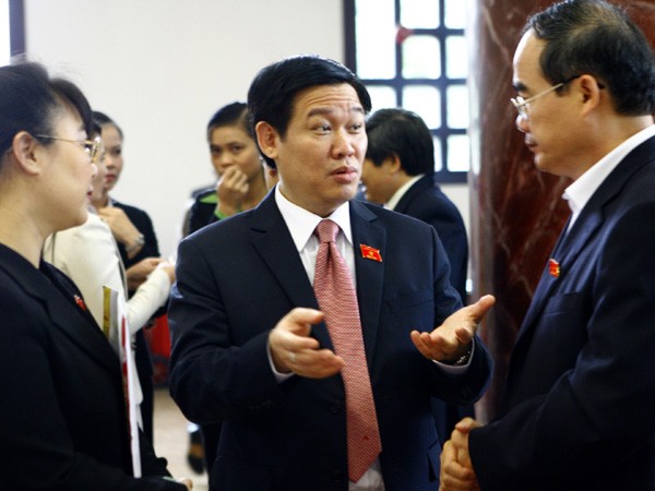 Bộ trưởng Bộ tài chính Vương Đình Huệ trao đổi bên hành lang Quốc hội