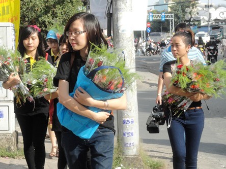 Giới trẻ nô nức xuống phố tặng hoa cho người nghèo