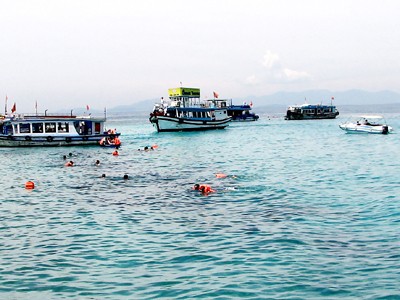 Nơi du khách bơi lặn ở Hòn Mun bị xả chất thải từ các con tàu chở chính họ