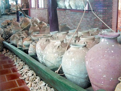 Các cổ vật trăm năm lấy lên từ con tàu đắm ở vùng biển Phú Quốc được trưng bày tại Bảo tàng Cội Nguồn (Phú Quốc)
