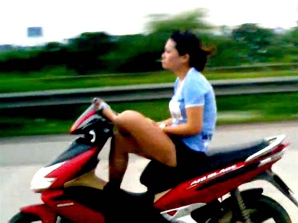 Nữ nhi lái xe bằng chân. (ảnh chụp từ clip)