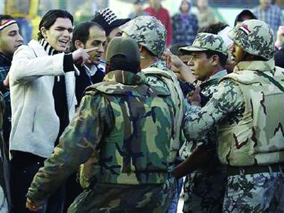 Quân cảnh Ai Cập bao vây người biểu tình còn nán lại Quảng trường Tahrir ở Cairo
