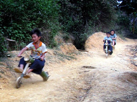 Trẻ em dân tộc Lô Lô trổ tài đua xe