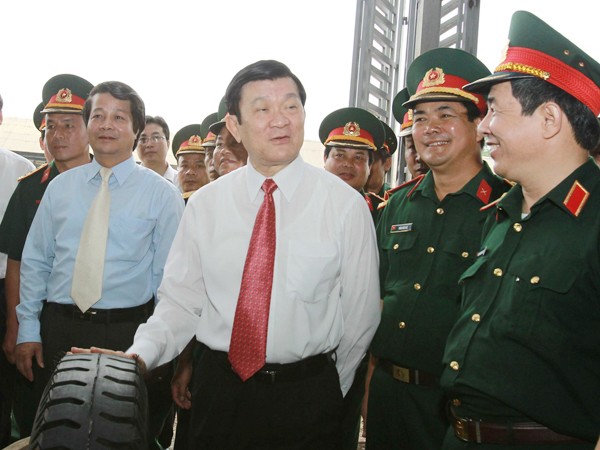 Chủ tịch nước Trương Tấn Sang thăm cán bộ, chiến sĩ Lữ đoàn Phòng không 297 Ảnh: TTXVN