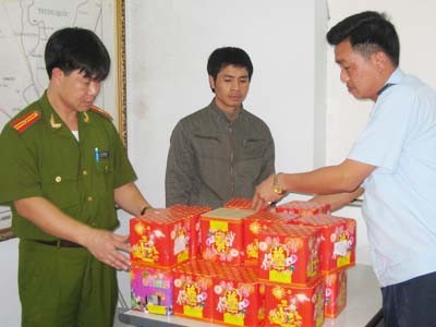 Hải quan Lạng Sơn phối hợp bắt giữ pháo hoa nổ