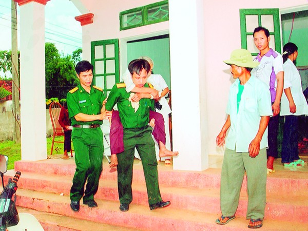 Thượng tá Nguyễn Văn Hạnh (trái) cùng đồng đội tham gia khám chữa bệnh miễn phí cho người dân