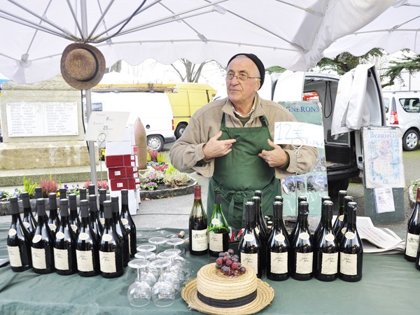 Lão nông Bertrand mời phóng viên Tiền Phong nếm rượu vang tại chợ biên giới Ferney Voltaire